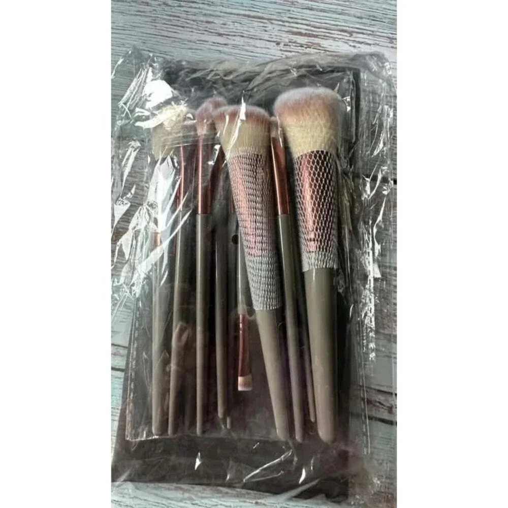 Gorgeous New Luxurious Brush Set with Travel Bag Case